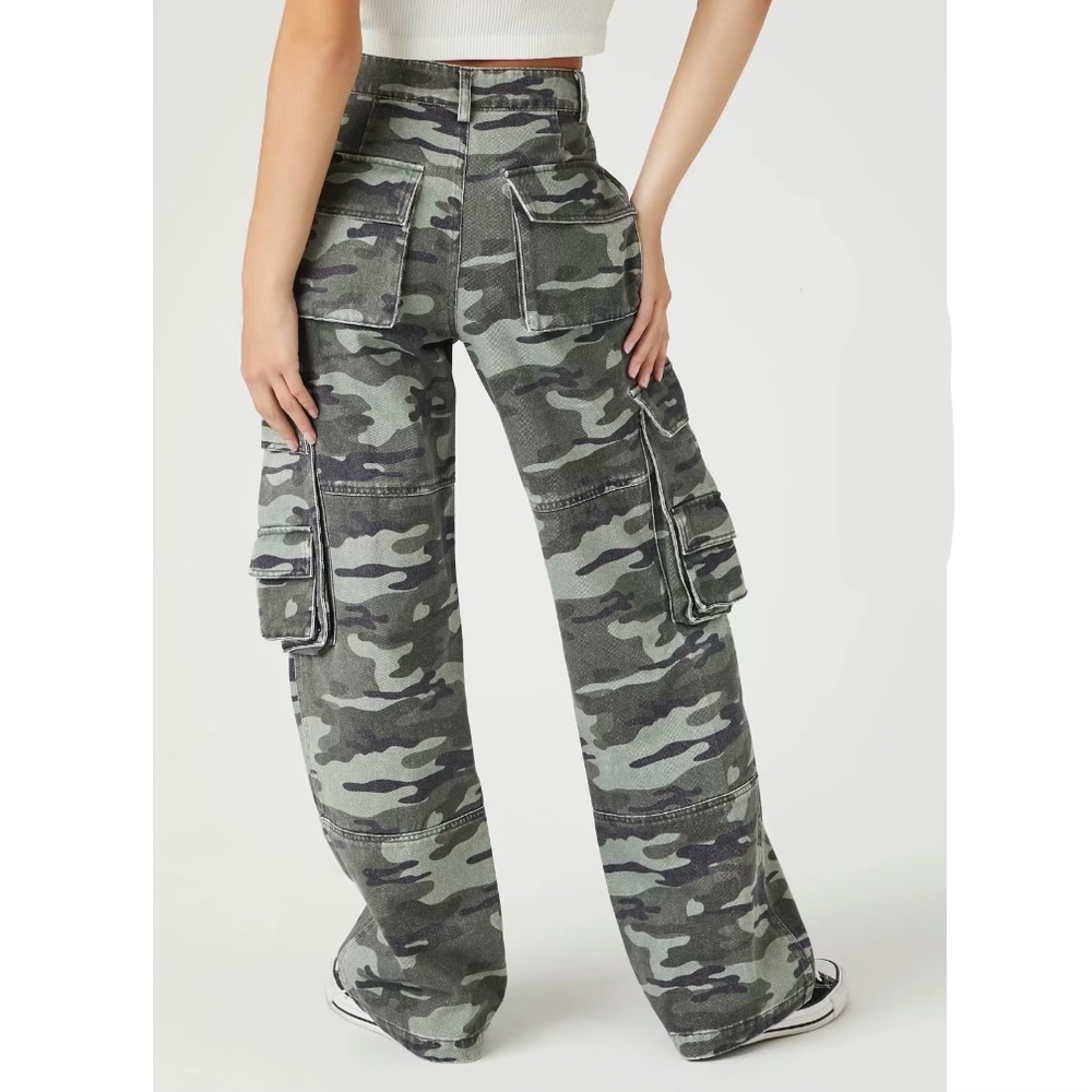 High-Rise Wide-Leg Cargo Jeans in Green Camo - Picture 7 of 14
